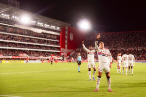 Arrascaeta fratura clavícula em empate do Flamengo