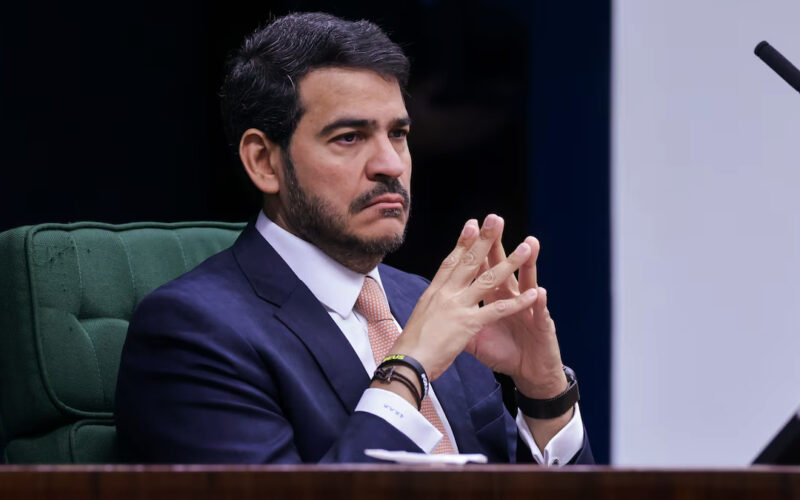 Messias debate STF e cobra retidão a juízes em plenário apertado