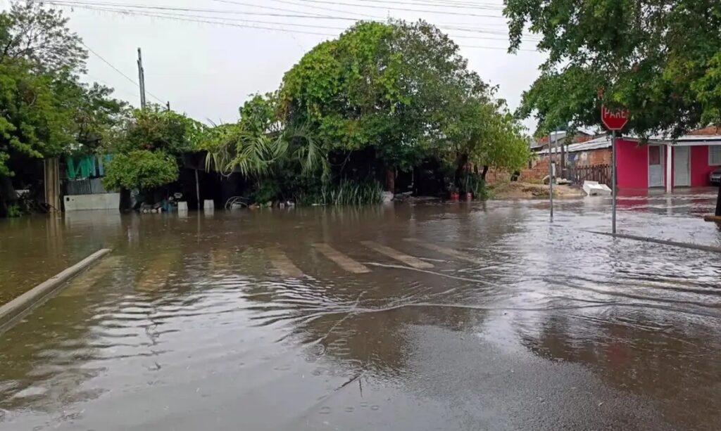 Chuvas no RS: 500 desalojados; cidade decreta emergência