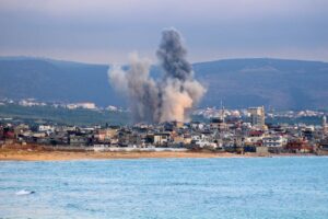 EUA derrubam drones iranianos e atacam estação em Bandar Abbas