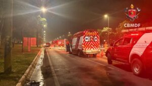 Fiat Punto pega fogo no Eixão Sul e trânsito é desviado