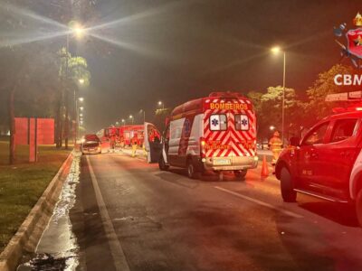 Fiat Punto pega fogo no Eixão Sul e trânsito é desviado
