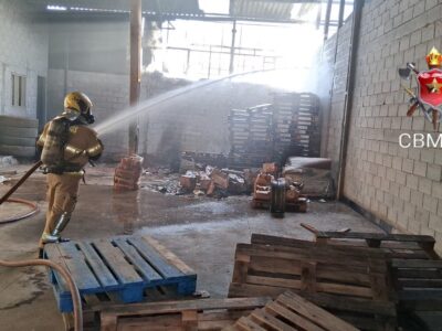 Incêndio em galpão em Ceilândia é controlado por bombeiros