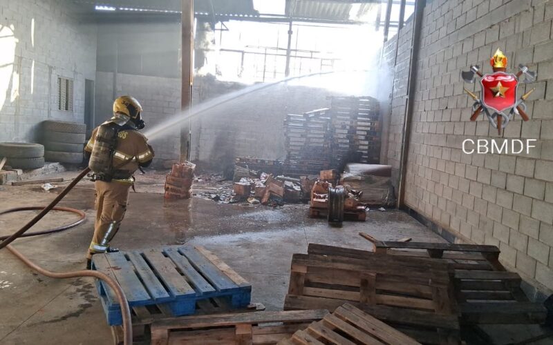 Incêndio em galpão em Ceilândia é controlado por bombeiros