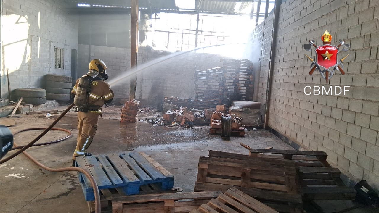 Incêndio em galpão em Ceilândia é controlado por bombeiros
