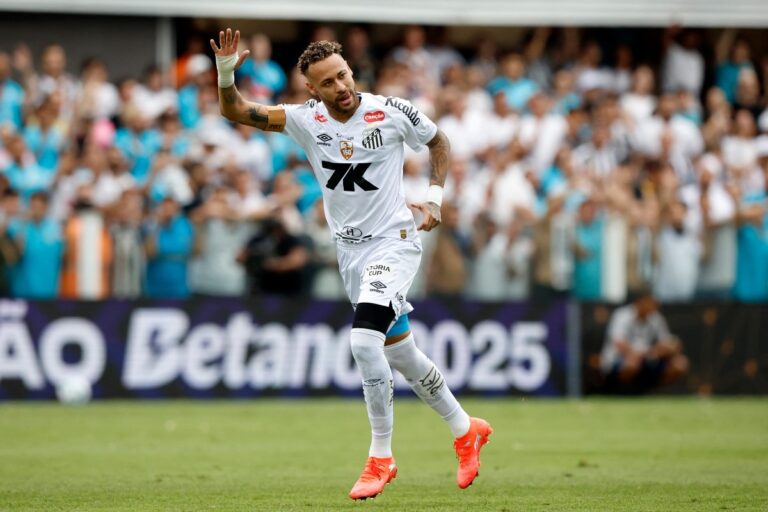 Neymar marca na Vila, Santos vence Bragantino e sai do Z4