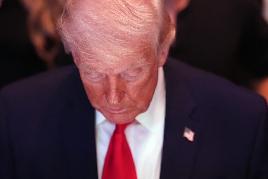 Trump provoca Irã com foto de navios afundados
