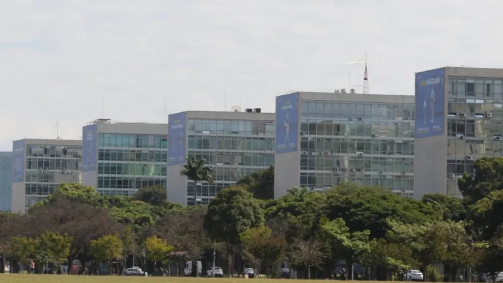 Governo libera servidores mais cedo em dias de jogos do Brasil