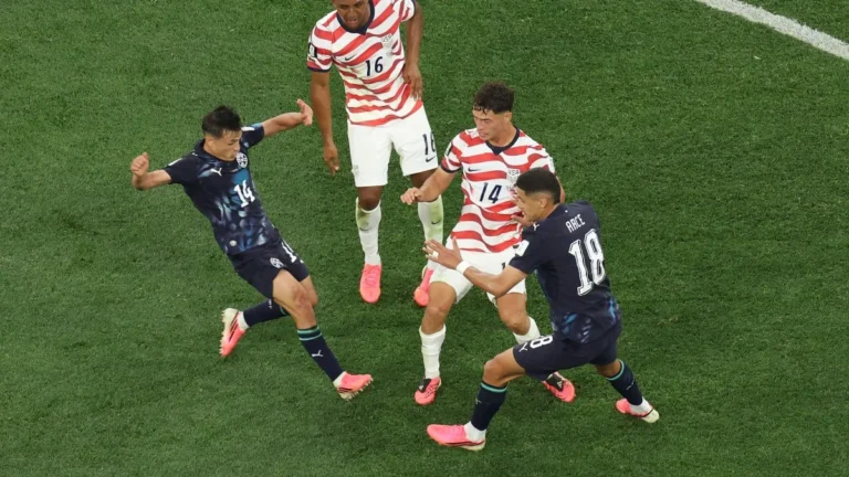 EUA estreia com goleada sobre Paraguai na Copa
