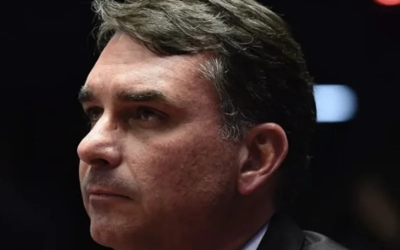 Flávio admite erro na relação com imprensa no governo Bolsonaro