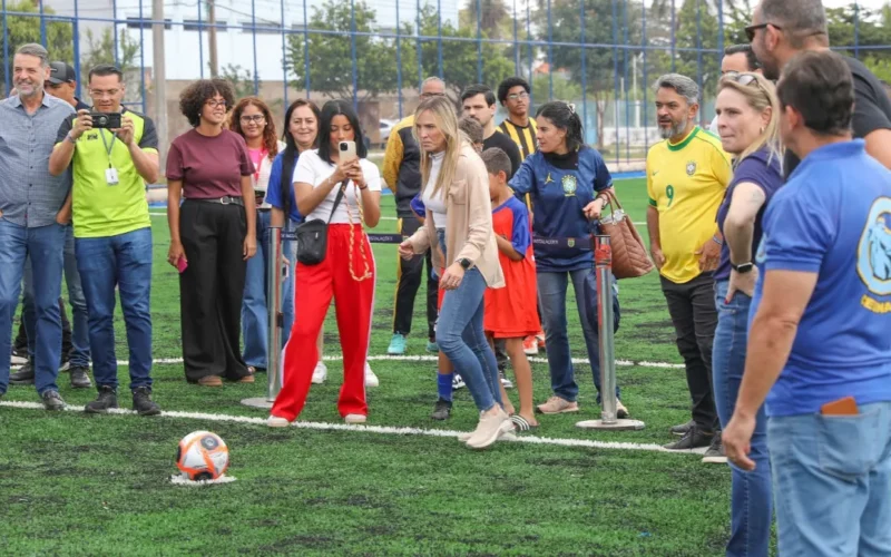Celina Leão inaugura reformas de campos sintéticos em Taguatinga e Samambaia