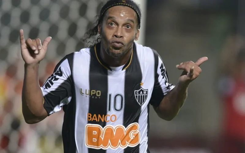 Ronaldinho, 46, anuncia volta ao futebol na 3ª divisão italiana