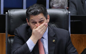 PEC da escala 6x1 passará por comissões no Senado