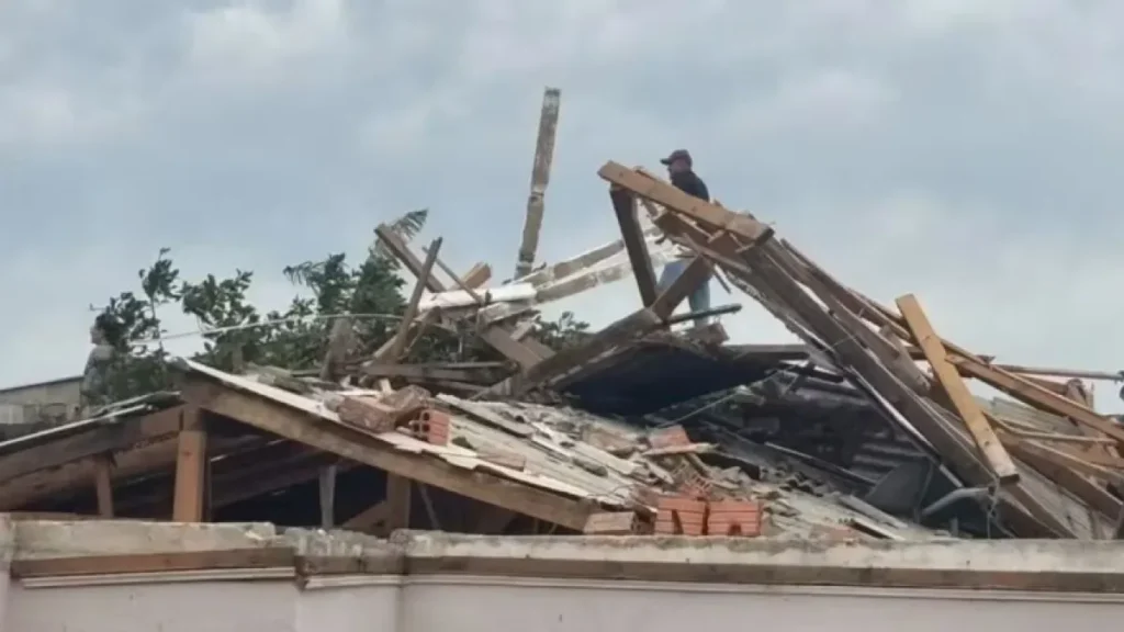 Temporal causa estragos e leva 3 cidades de SC a declararem emergência