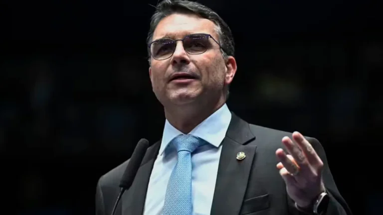 Flávio Bolsonaro nega deixar corrida e cita ‘guerra psicológica’