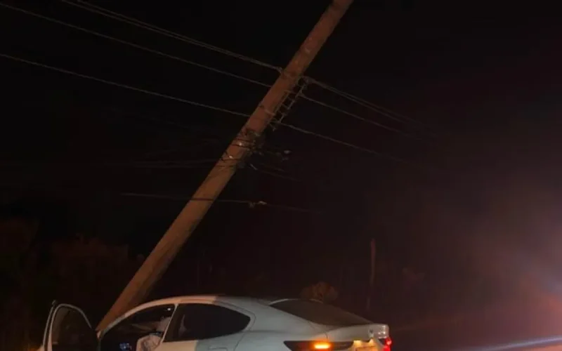 Carro bate em poste no Altiplano Leste e motorista não se fere