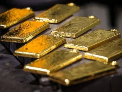 Ouro sobe acima de US$ 4.400 com foco no Fed