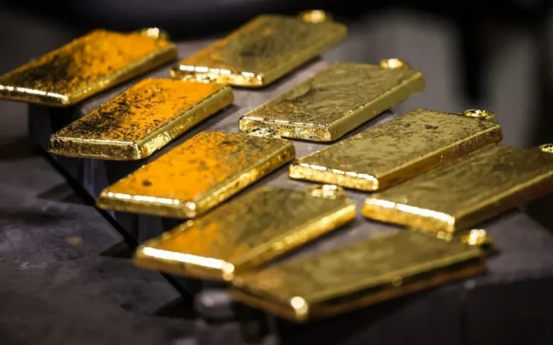 Ouro sobe acima de US$ 4.400 com foco no Fed