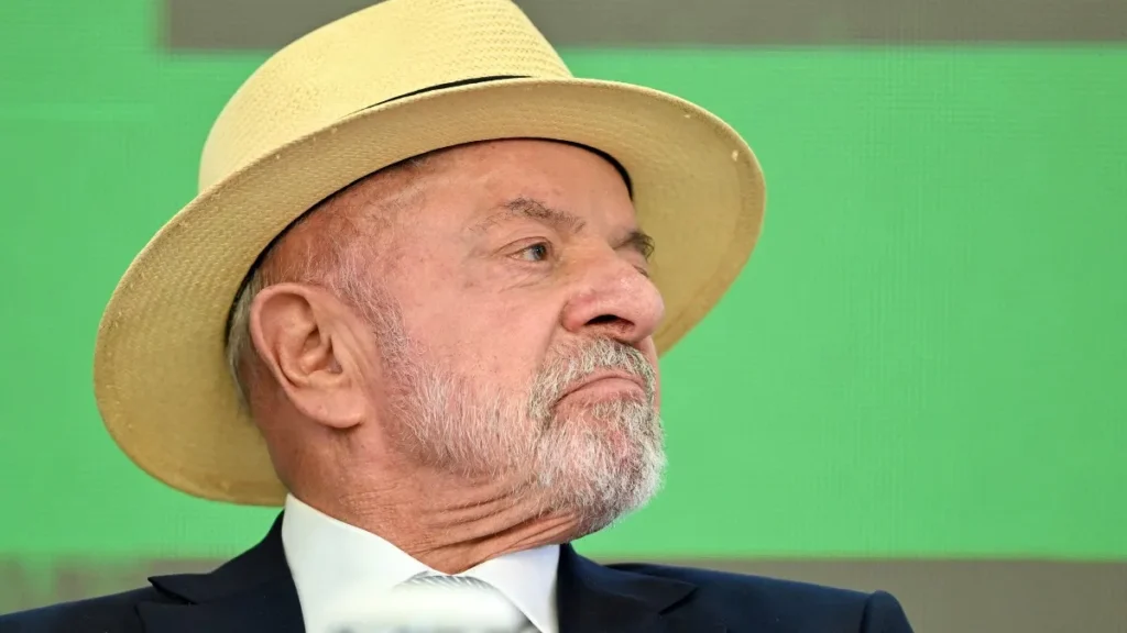 Lula usa chapéu pela 1ª vez em foto de urna para eleição de 2026