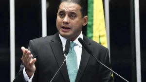 PF aponta senador em contatos com ministro do STJ sobre inquérito
