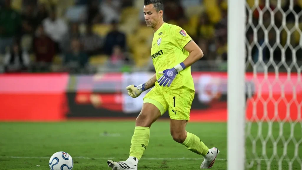 Flu vira sobre Palmeiras no fim e encosta no G3 do Brasileirão