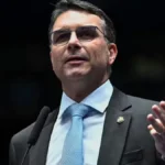 Flávio Bolsonaro cancela motociata em MG após mau tempo impedir voo