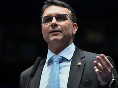 Flávio Bolsonaro cancela motociata em MG após mau tempo impedir voo